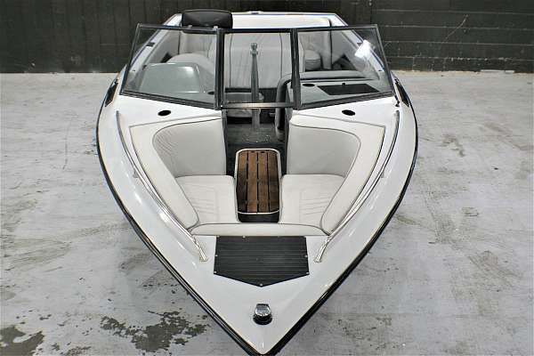 bowrider-boat-for-sale-with-a-tow-bit