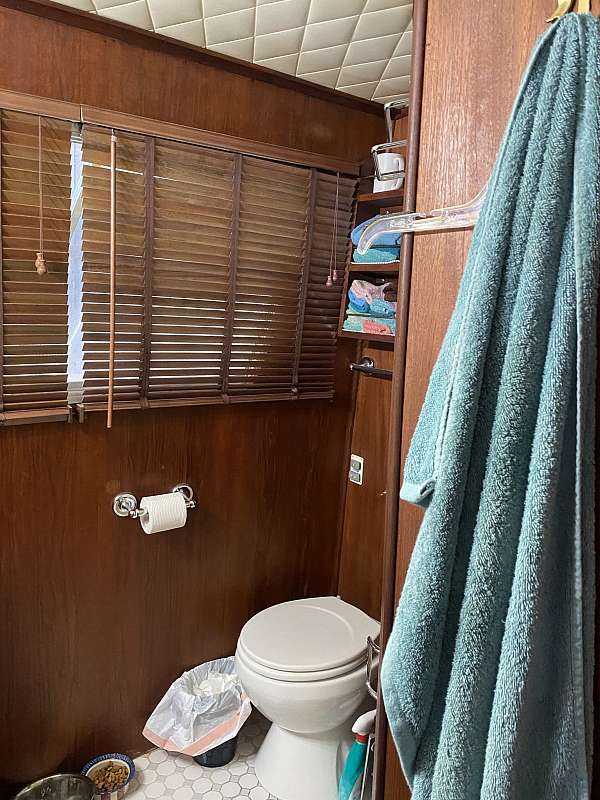 houseboat-yacht-boat-for-sale-with-a-shower